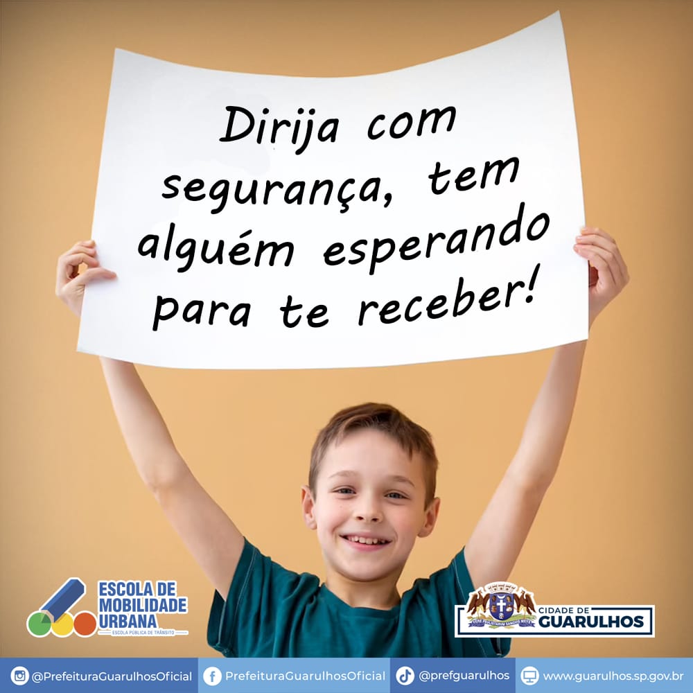 Criança segurando cartaz com os dizeres dirija com segurança, tem alguém esperando para te receber