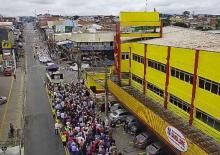 Videomonitoramento de procissão de Páscoa, agente de trânsito orientando a direção aos participantes e demais usuários da via